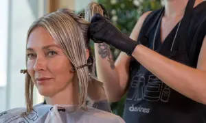 Coiffure appliquant une coloration pour masquer la fréquence des cheveux blancs.