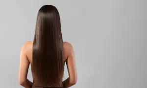 Cheveux longs et lisses, bruns et brillants. Découvrez comment lisser ses cheveux sans lisseur pour un résultat naturel et soyeux.