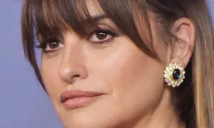 Penelope Cruz, radieuse avec sa coupe qui rajeunit, porte une boucle d'oreille ornée de diamants et d'une pierre bleue.