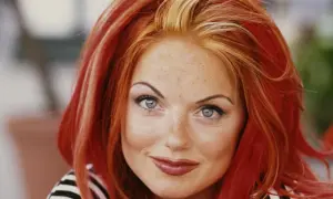 Un portrait de Geri Halliwell, ses cheveux roux flamboyants contrastent avec deux mèches blondes devant.