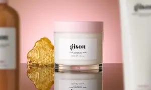 Masque cheveux Gisou infusé au miel, à utiliser avant ou après le shampoing, avec un morceau de nid d'abeille.