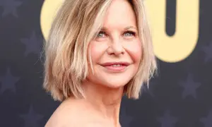 Une femme de 50 ans avec une coupe courte et dégradée, parfaite pour des cheveux fins et plats, rayonne sur le tapis rouge.