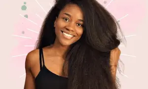 Une jeune femme souriante aux longs cheveux bruns, rêvant de faire pousser ses cheveux de 10 cm en 20 jours.