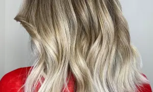Chevelure blonde aux reflets miel, une patine subtile qui illumine les cheveux, qu'ils soient propres ou non.