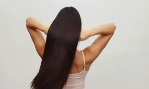 Chevelure brune et lisse, résultat d'un lissage brésilien parfait.