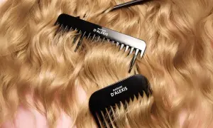 Chevelure blonde ondulée, peignes noirs "MADAME D'ALEXIS". J'aimerais que mes cheveux ne poussent plus, ils sont si beaux !