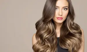 Magnifique balayage meche blonde sur cheveux noir, des ondulations douces et un regard captivant.