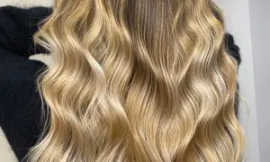 Chevelure blonde ondulée, aux reflets miel. Pour savoir combien de temps dure un gloss cheveux, il faut considérer la qualité et l'entretien.