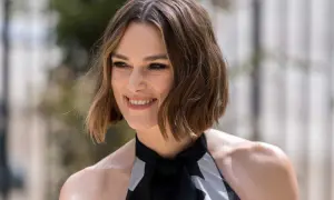 Coiffure femme 45 ans cheveux fins : un carré flou et ondulé, sublimant un visage souriant.