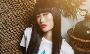Coiffure festival audacieuse avec frange droite et bijoux scintillants dans les cheveux.
