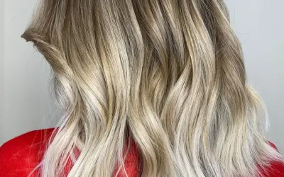 Chevelure blonde aux reflets miel, une patine subtile qui illumine les cheveux, qu'ils soient propres ou non.