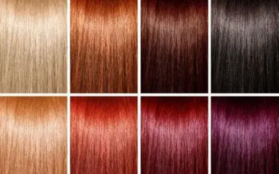 Échantillons de mèches de cheveux : blond, roux, brun, noir, cuivré, rouge vif, bordeaux et violet. Une palette pour aider à connaitre sa couleur de cheveux idéale.