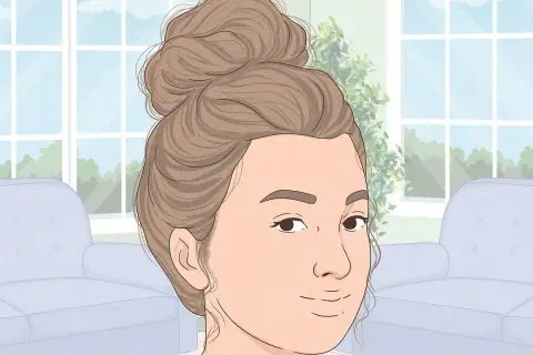 Une jeune femme arbore un chignon flou, parfait pour un look décontracté. Apprenez comment faire un chignon flou facilement.