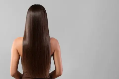 Cheveux longs et lisses, bruns et brillants. Découvrez comment lisser ses cheveux sans lisseur pour un résultat naturel et soyeux.