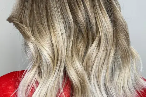 Chevelure blonde aux reflets miel, une patine subtile qui illumine les cheveux, qu'ils soient propres ou non.