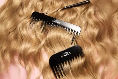 Chevelure blonde ondulée, peignes noirs "MADAME D'ALEXIS". J'aimerais que mes cheveux ne poussent plus, ils sont si beaux !