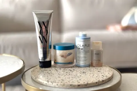 Produits capillaires pour une clarification cheveux sans danger : shampooing, gommage et soin Olaplex.
