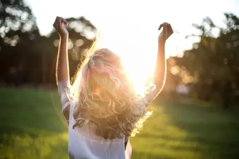Cheveux bouclés et lumineux, baignés de soleil. Une solution naturelle pour des cheveux éclatants, loin des pointes fourchues.