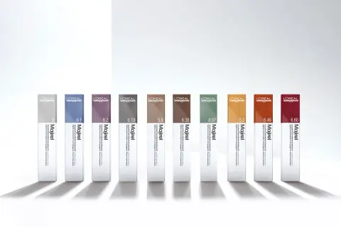 Dix tubes de coloration Majirel L'Oréal, aux teintes variées, prêts pour un temps de pause parfait.