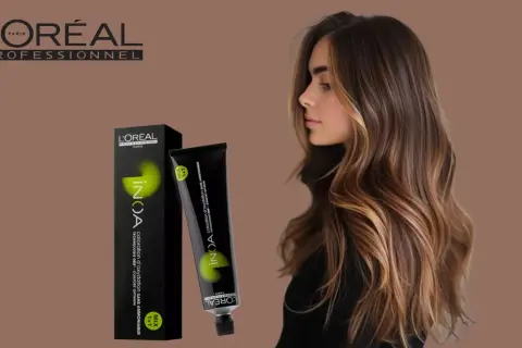Une femme aux cheveux bruns et blonds, avec une boîte et un tube de coloration INOA L'Oréal. Le temps de pause parfait pour une couleur éclatante.