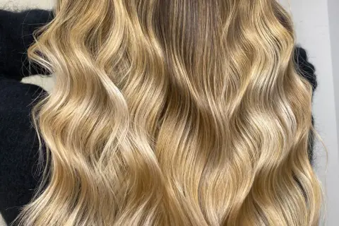 Chevelure blonde ondulée, aux reflets miel. Pour savoir combien de temps dure un gloss cheveux, il faut considérer la qualité et l'entretien.