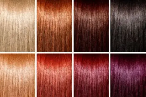 Échantillons de mèches de cheveux : blond, roux, brun, noir, cuivré, rouge vif, bordeaux et violet. Une palette pour aider à connaitre sa couleur de cheveux idéale.