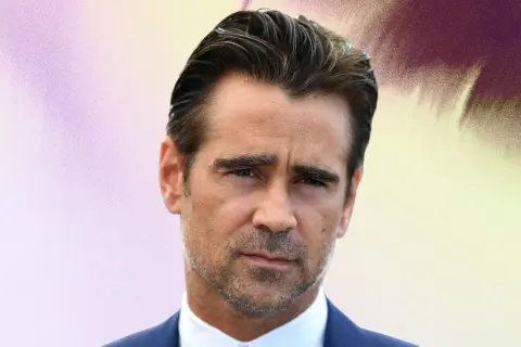 Colin Farrell arbore une coupe de cheveux homme mi long en arrière, un regard intense et un costume bleu.