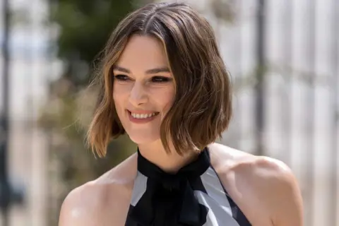 Coiffure femme 45 ans cheveux fins : un carré flou et ondulé, sublimant un visage souriant.