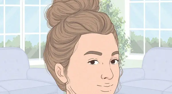 Une jeune femme arbore un chignon flou, parfait pour un look décontracté. Apprenez comment faire un chignon flou facilement.