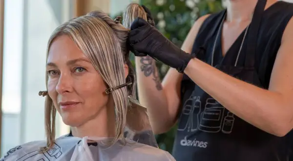 Coiffure appliquant une coloration pour masquer la fréquence des cheveux blancs.