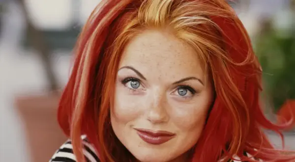 Un portrait de Geri Halliwell, ses cheveux roux flamboyants contrastent avec deux mèches blondes devant.