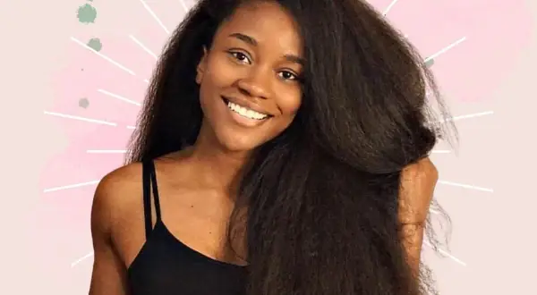 Une jeune femme souriante aux longs cheveux bruns, rêvant de faire pousser ses cheveux de 10 cm en 20 jours.