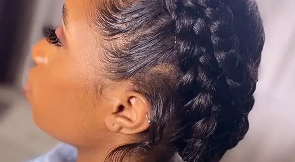 Une magnifique tresse sur le côté africaine, avec des baby hairs parfaitement dessinés.