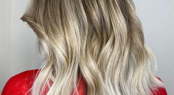 Chevelure blonde aux reflets miel, une patine subtile qui illumine les cheveux, qu'ils soient propres ou non.