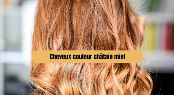 Cheveux châtain miel, une transition réussie pour passer de blonde à chatain.