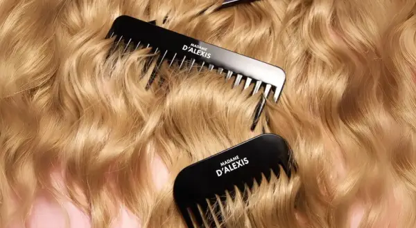 Chevelure blonde ondulée, peignes noirs "MADAME D'ALEXIS". J'aimerais que mes cheveux ne poussent plus, ils sont si beaux !