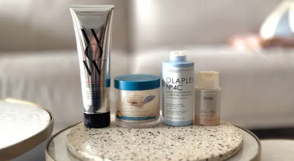 Produits capillaires pour une clarification cheveux sans danger : shampooing, gommage et soin Olaplex.