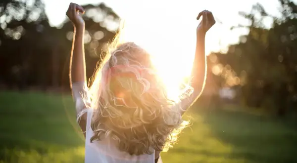 Cheveux bouclés et lumineux, baignés de soleil. Une solution naturelle pour des cheveux éclatants, loin des pointes fourchues.