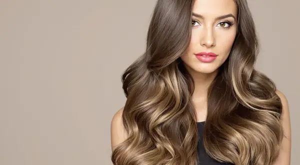 Magnifique balayage meche blonde sur cheveux noir, des ondulations douces et un regard captivant.