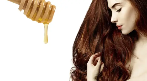Comment avoir des cheveux brillant et soyeux naturellement : le miel, un ingrédient secret pour une chevelure de rêve.