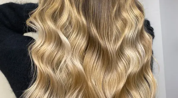 Chevelure blonde ondulée, aux reflets miel. Pour savoir combien de temps dure un gloss cheveux, il faut considérer la qualité et l'entretien.