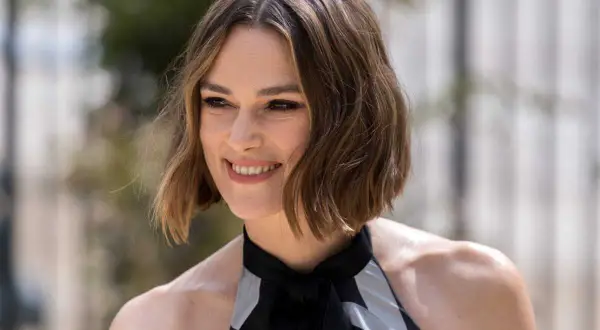 Coiffure femme 45 ans cheveux fins : un carré flou et ondulé, sublimant un visage souriant.