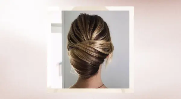 Chic chignon torsadé, une idée de coiffure pour la rentrée parfaite pour un look élégant et sophistiqué.