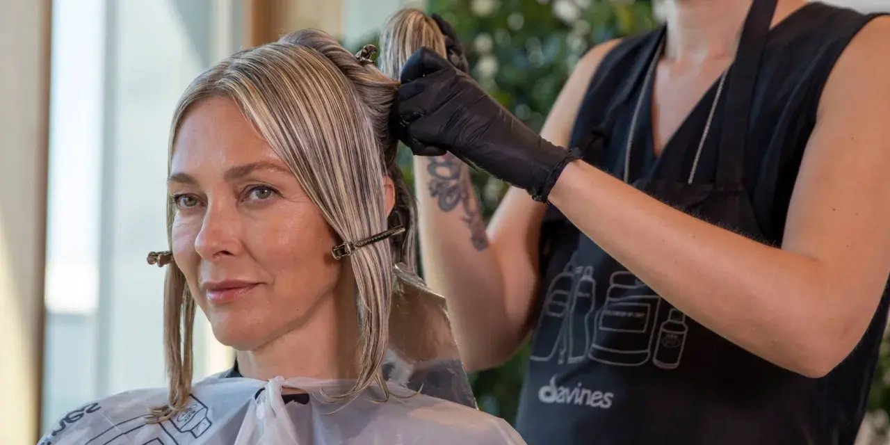 Coiffure appliquant une coloration pour masquer la fréquence des cheveux blancs.