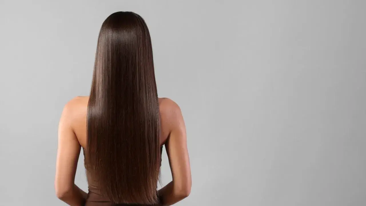 Cheveux longs et lisses, bruns et brillants. Découvrez comment lisser ses cheveux sans lisseur pour un résultat naturel et soyeux.
