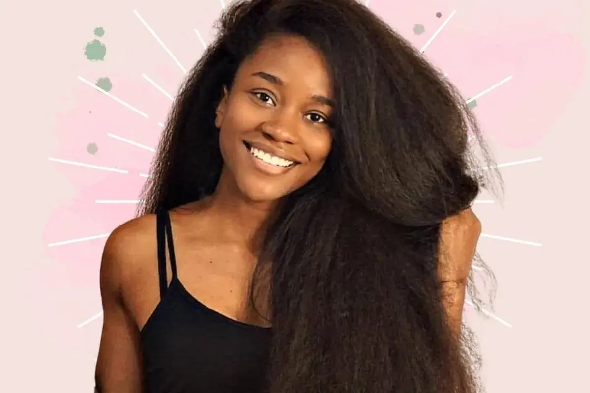 Une jeune femme souriante aux longs cheveux bruns, rêvant de faire pousser ses cheveux de 10 cm en 20 jours.