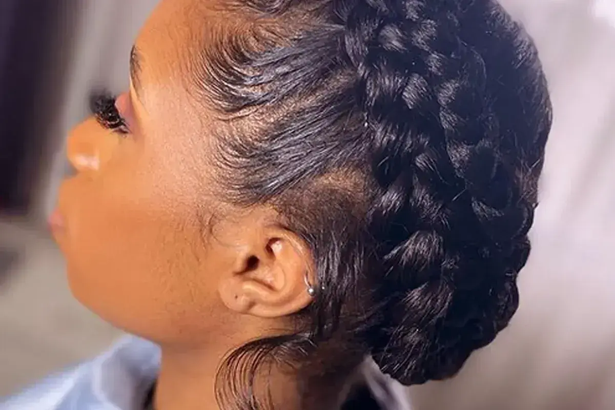 Une magnifique tresse sur le côté africaine, avec des baby hairs parfaitement dessinés.