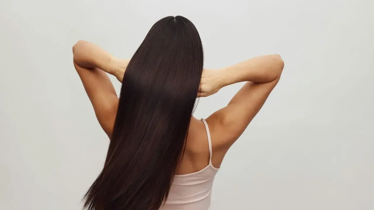 Chevelure brune et lisse, résultat d'un lissage brésilien parfait.