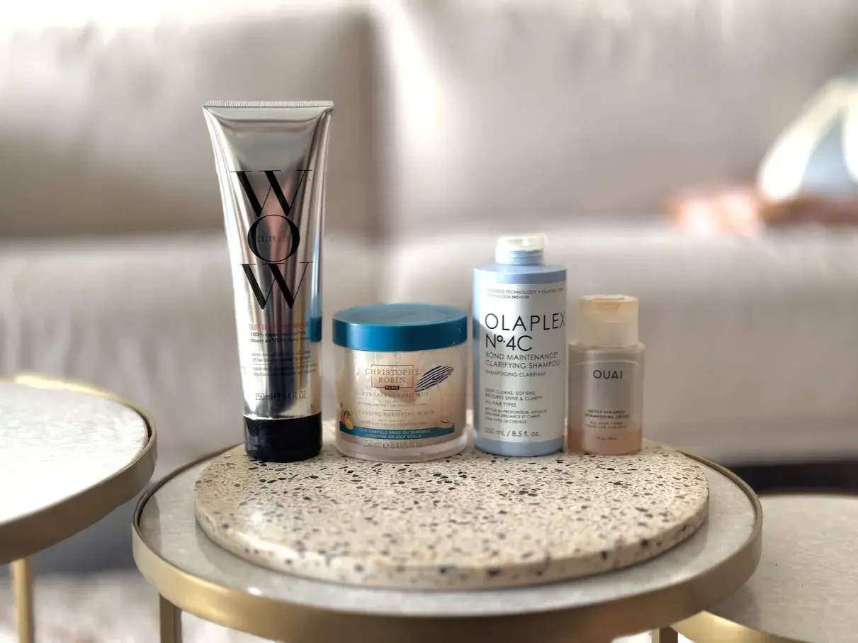 Produits capillaires pour une clarification cheveux sans danger : shampooing, gommage et soin Olaplex.