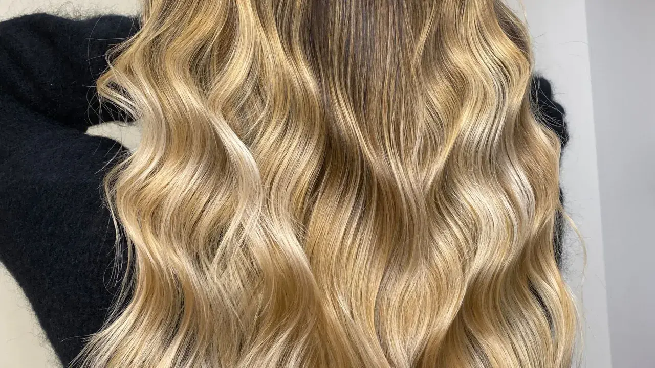 Chevelure blonde ondulée, aux reflets miel. Pour savoir combien de temps dure un gloss cheveux, il faut considérer la qualité et l'entretien.